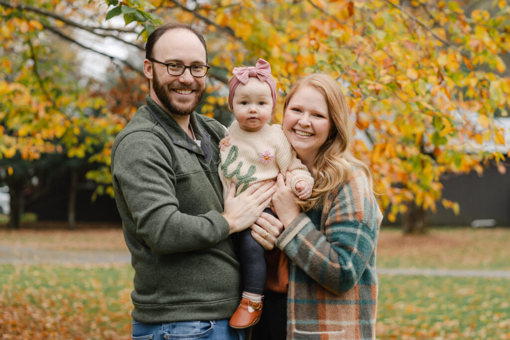 parents snuggling with baby during woodstock vermont fall family photo session