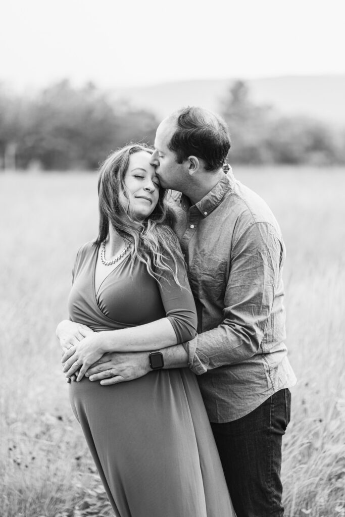 couple kissing
