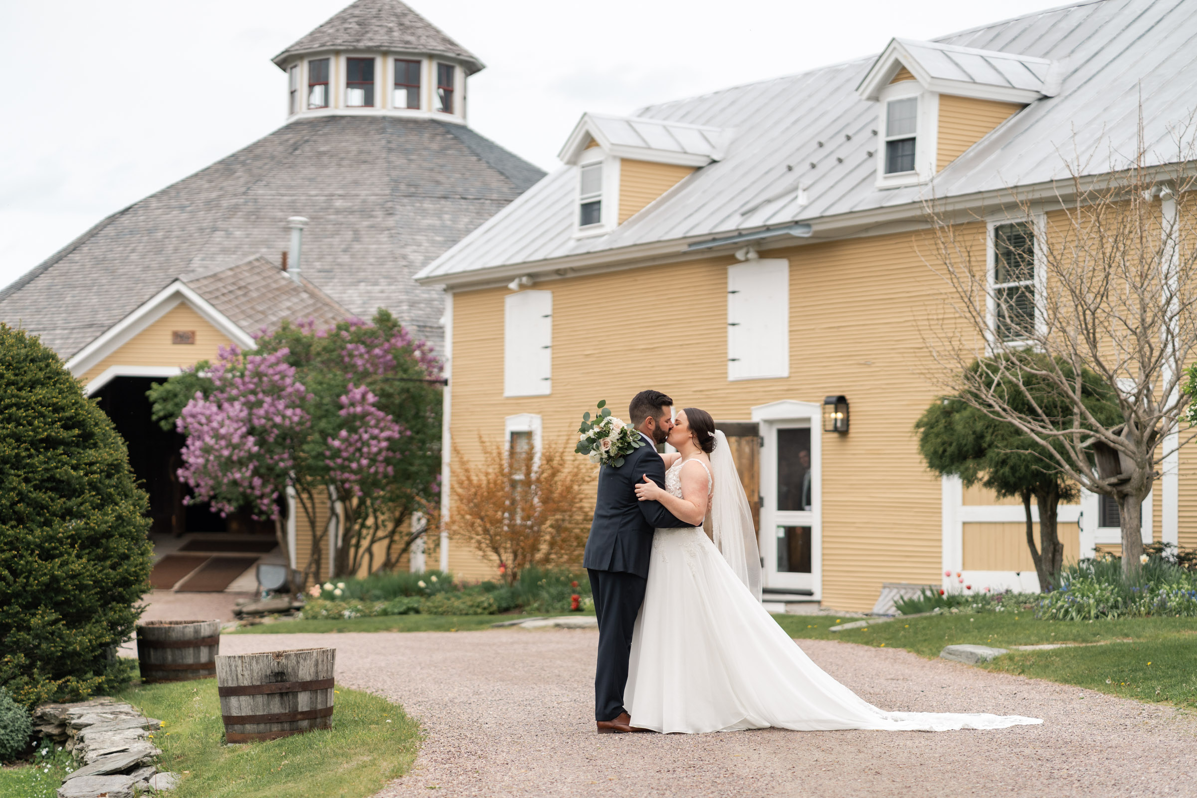 Blooming Spring wedding at the Inn at the Round Barn Farm – Vermont Wedding Photographer