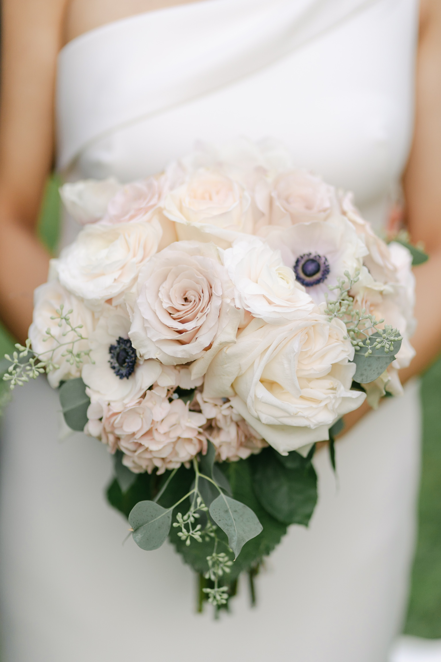 beautiful understated peony bouquet